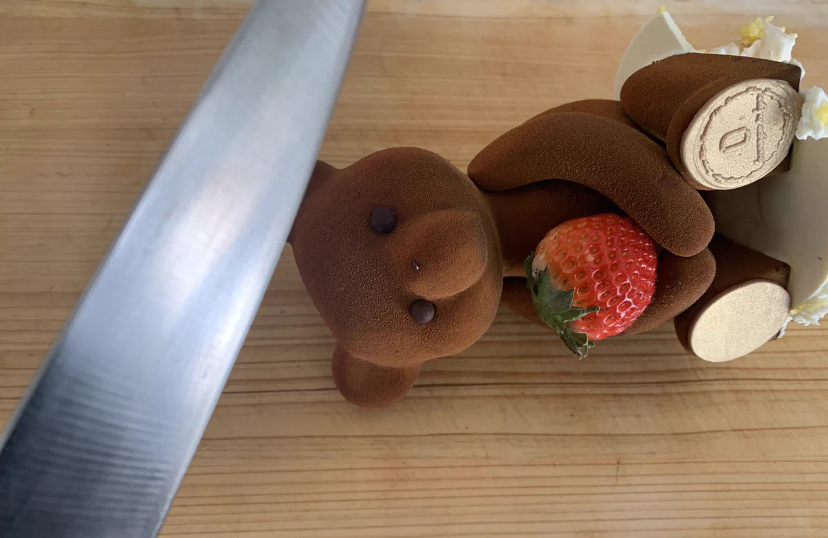 「くまちゃんのチョコ付きケーキ」これを切り分けるとなると…。こうなってしまうw