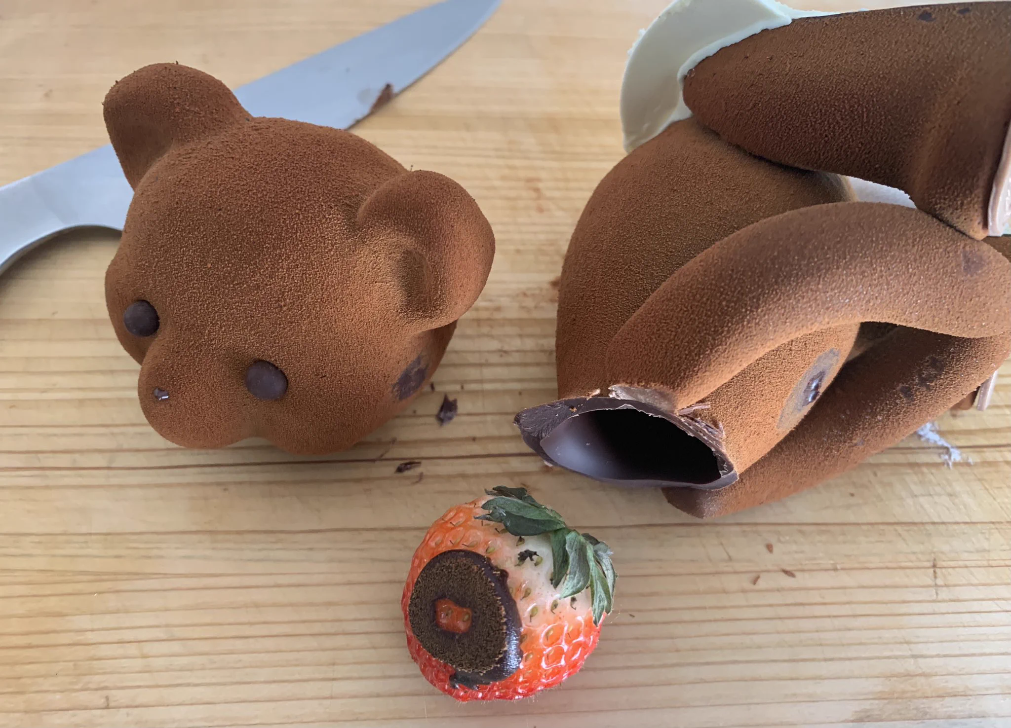 「くまちゃんのチョコ付きケーキ」これを切り分けるとなると…。こうなってしまうw