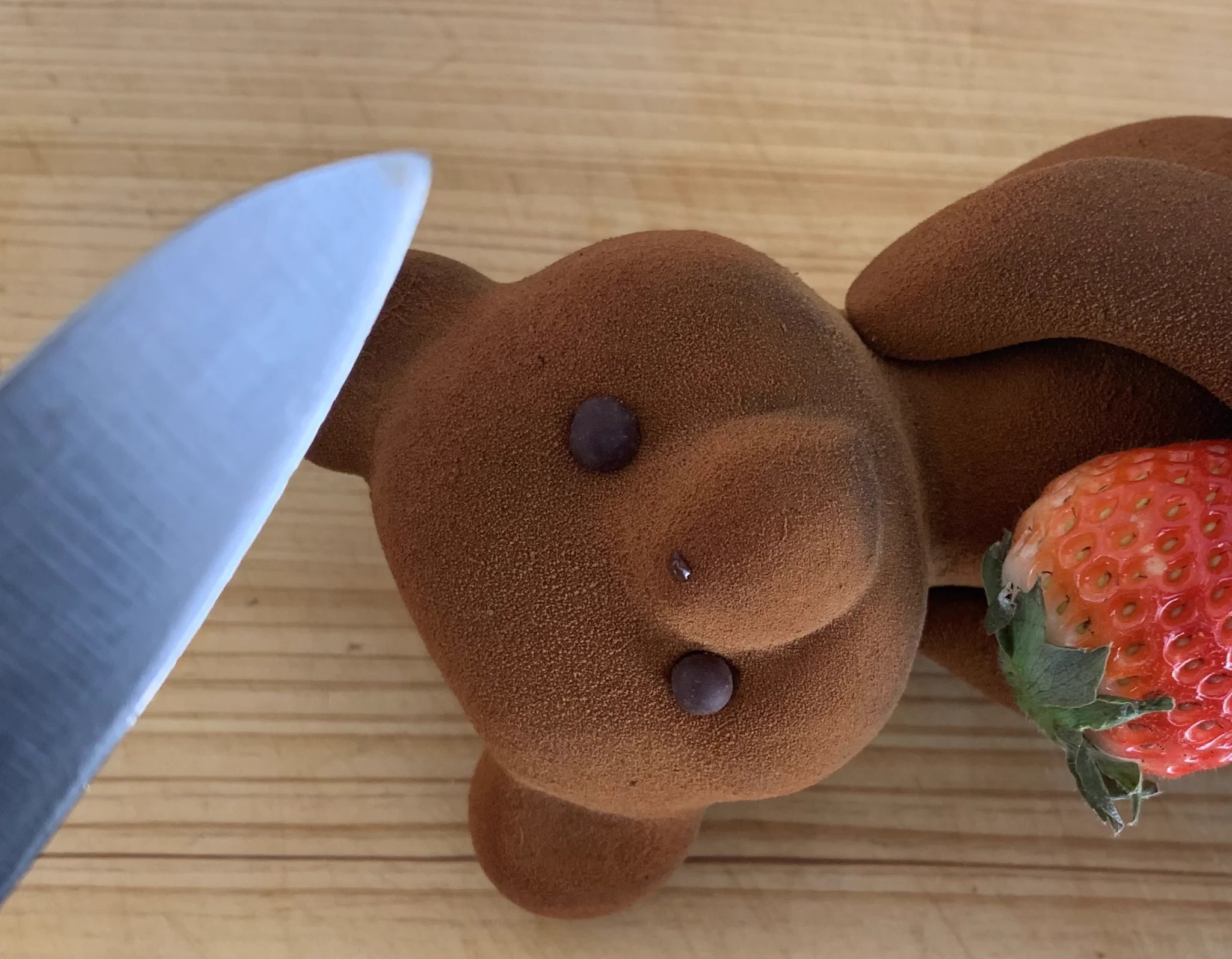 「くまちゃんのチョコ付きケーキ」これを切り分けるとなると…。こうなってしまうw