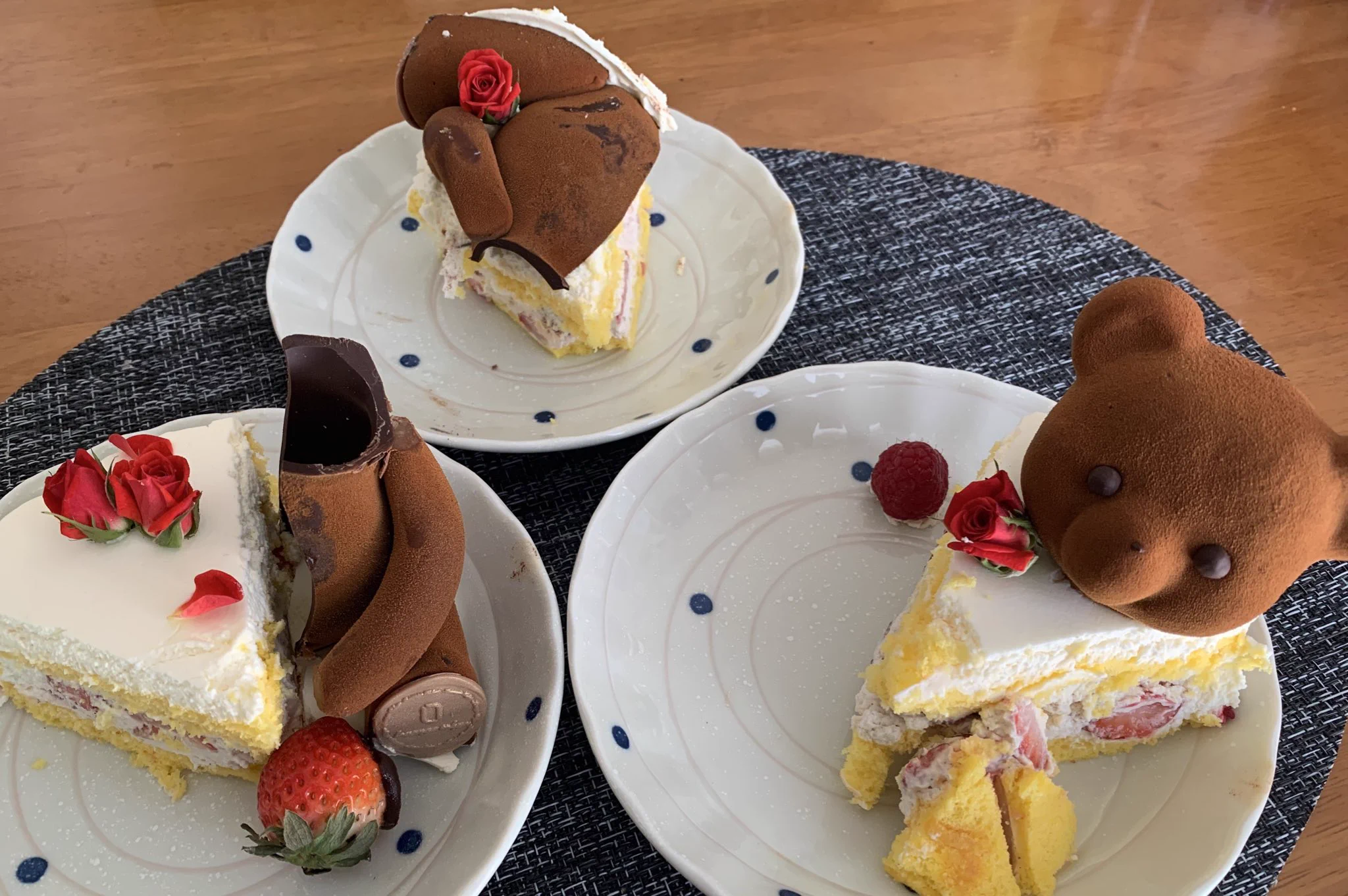 「くまちゃんのチョコ付きケーキ」これを切り分けるとなると…。こうなってしまうw