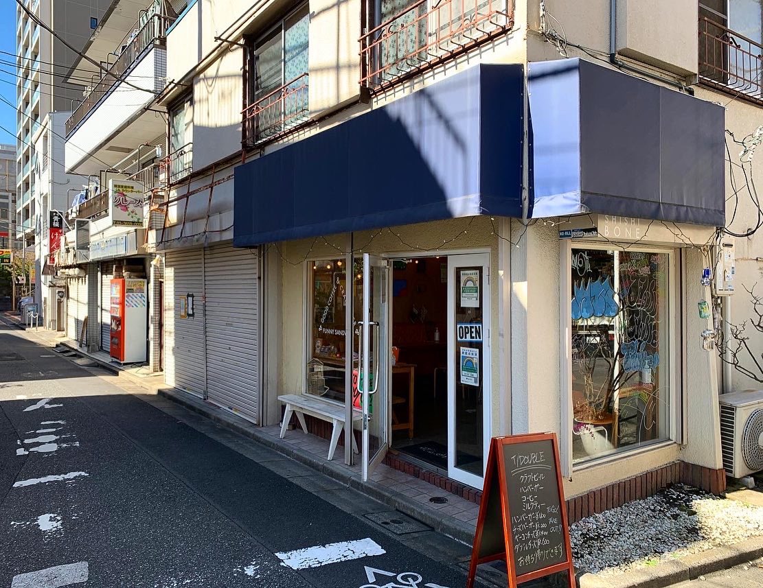 session_eastyo's tweet photo. 明日日曜日は小岩のtdoubleさんでpopupstore開催致します。
はじめてオリジナルアイテムの特価もやりますので是非！
#新小岩
#SESSION
#セッション
#小岩
#江戸川区
#tdouble 
#ハンバーガー
#hamburger
#ビール
#クラフトビール
#ヒップホップ
#グラフィティ https://t.co/tZIzMz0WtY