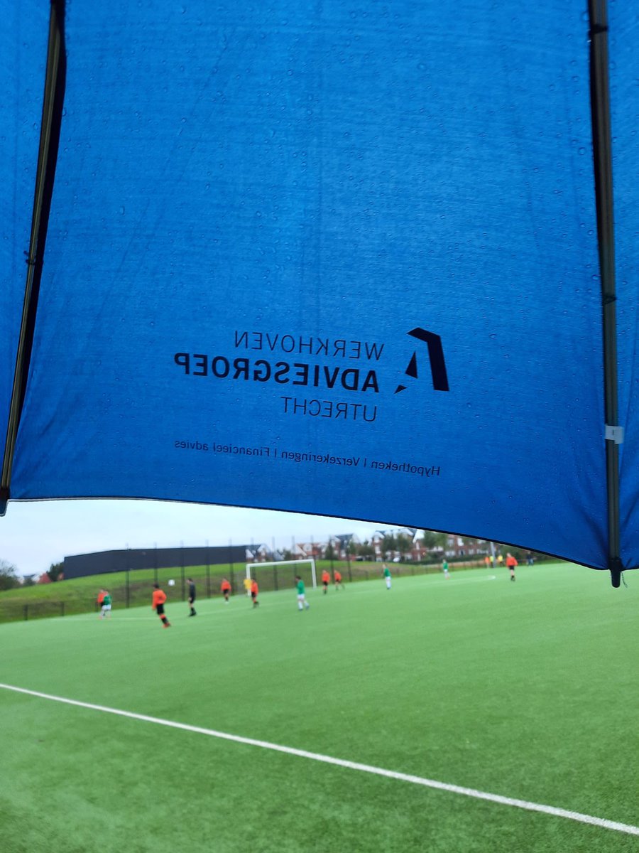 Op zaterdag langs de lijn😉
Handig zo een grote paraplu 👌