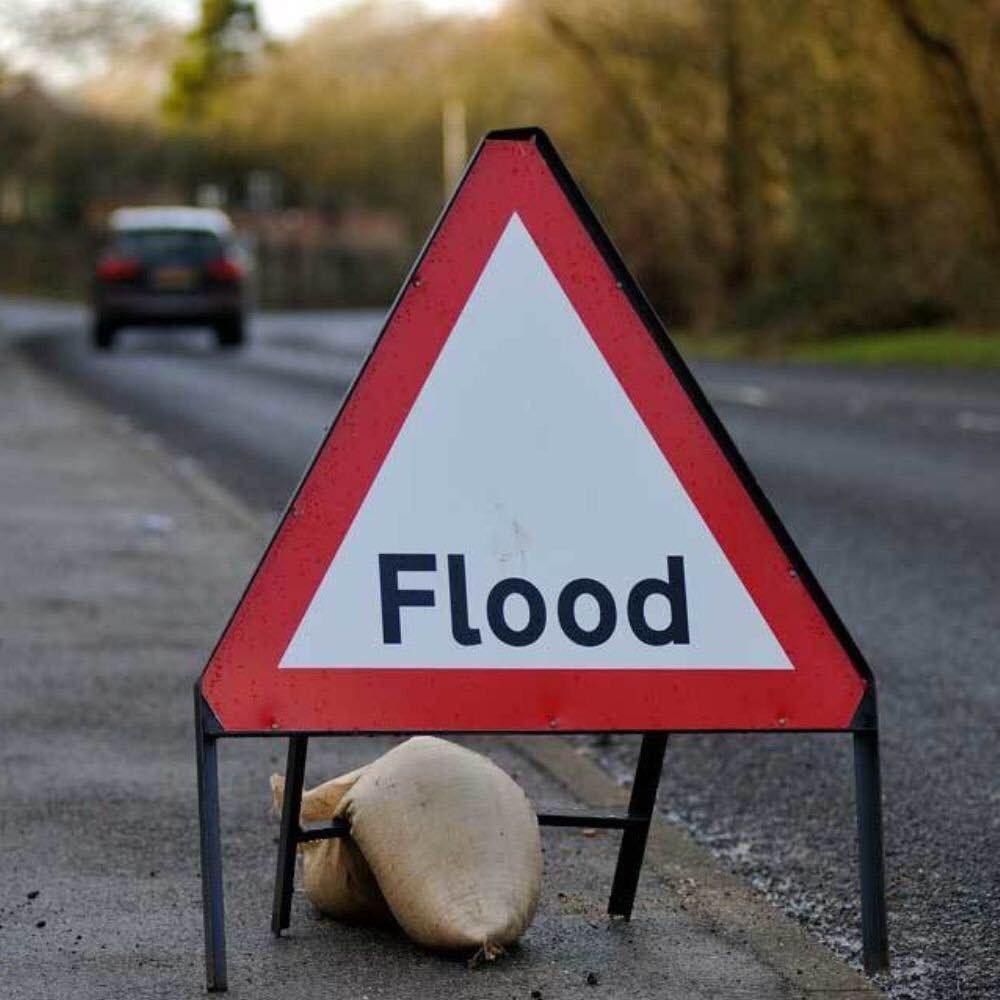 CumbriaRdWatch's tweet photo. #A592 #PooleyBridge #Flooding

UPDATE: A592 between Pooley Bridge (B5320) and Watermillock now reported as passable with care. #CumbriaRoads

P: 15:05 hrs, 30th Oct. @BBC_Cumbria @LakesTravel @CumbriaCrack @penrithtown  @CumbriaFloods https://t.co/LnGG2v9rS7
