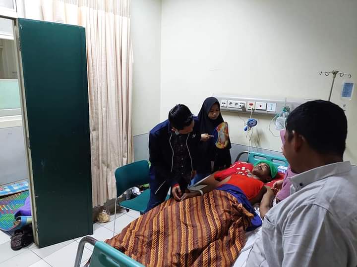 rakan_tarmizi's tweet photo. Malam ini Bang Tarmizi, SP dan Rakan menjenguk pasien di RSZA yaitu Bang Safril (purin) dari Gp. Geudong Kec. Sungai Mas Kab. Aceh Barat

Semoga Allah sembuhkan semua pasien. Aamiin.
#AwakDroe
#YangKanaBekTabohYangGadohTamita
#PartaiAceh https://t.co/qSi6O8ToFu