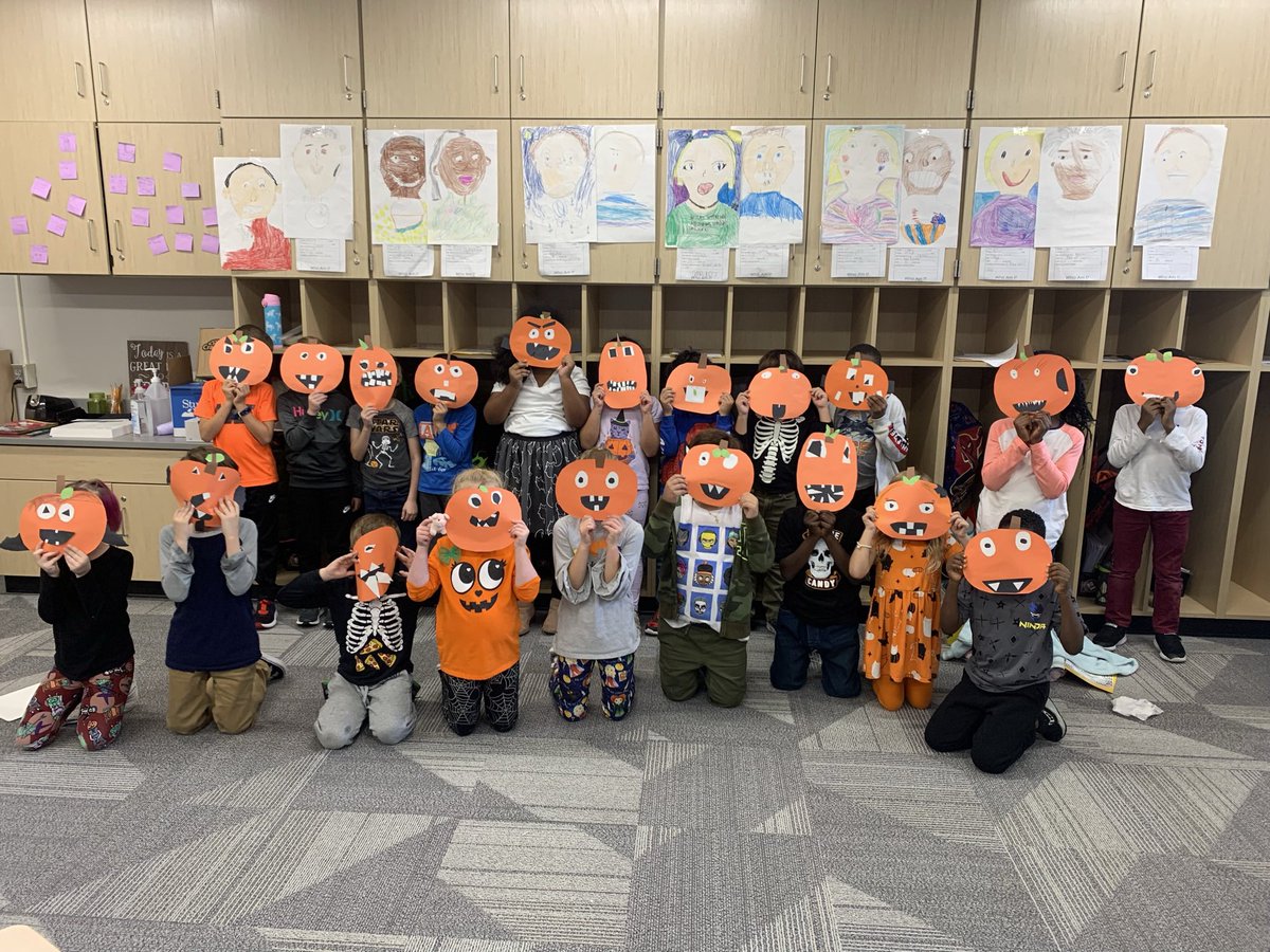 MissLukas_Maple's tweet photo. Happy Halloweekend! 🎃
The kiddos made these jack-o-lanterns with the incredible Mrs. George! #MapleArt https://t.co/BhWUIuLhRh