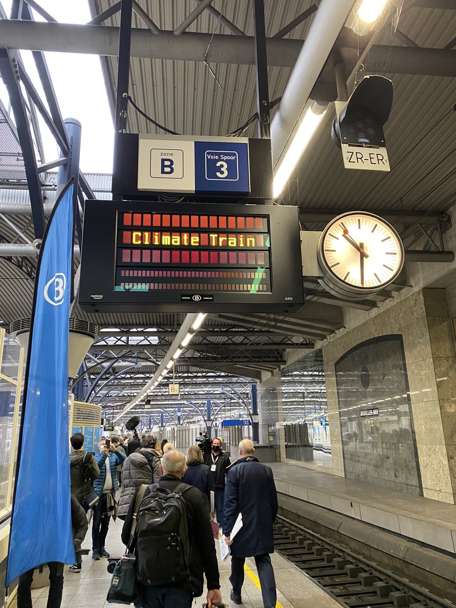 Fascinating, non stop, high speed, discussions with climate activists on #RailToTheCop to Glasgow on our plans to have 100 climate neutral cities in the EU by 2030.  Need for citizens engagement, especially with young people, a clear focus.  #MissionCities #EUGreenDeal #COP26