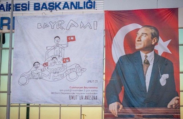 İzmir Depremi'nde hayatını kaybeden 7 yaşındaki Umut'un yaptığı "Cumhuriyet" konulu resim, İzmir  Belediyesine ait binaya asıldı.