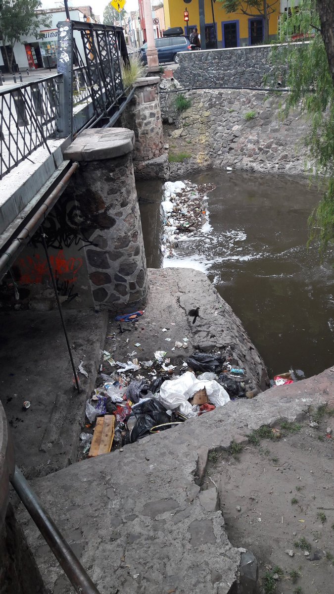 MarioeOrtega's tweet photo. Qué se podría hacer *ayudarles, retirarlos... con las personas en situación de calle q viven bajo el puente a La Revolución? A la cantidad de basura que dejan ahí y la basura que lleva el Río Querétaro @spublicosqro @SSPMQueretaro @LuisBNava. Se drogan, queman basura, defecar... https://t.co/TsJA9qRV7R