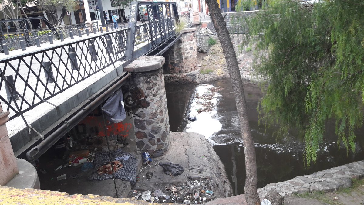 MarioeOrtega's tweet photo. Qué se podría hacer *ayudarles, retirarlos... con las personas en situación de calle q viven bajo el puente a La Revolución? A la cantidad de basura que dejan ahí y la basura que lleva el Río Querétaro @spublicosqro @SSPMQueretaro @LuisBNava. Se drogan, queman basura, defecar... https://t.co/TsJA9qRV7R