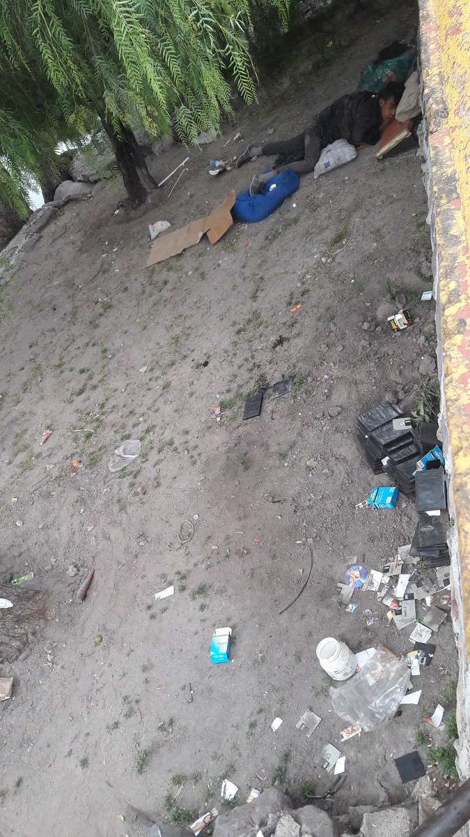 MarioeOrtega's tweet photo. Qué se podría hacer *ayudarles, retirarlos... con las personas en situación de calle q viven bajo el puente a La Revolución? A la cantidad de basura que dejan ahí y la basura que lleva el Río Querétaro @spublicosqro @SSPMQueretaro @LuisBNava. Se drogan, queman basura, defecar... https://t.co/TsJA9qRV7R