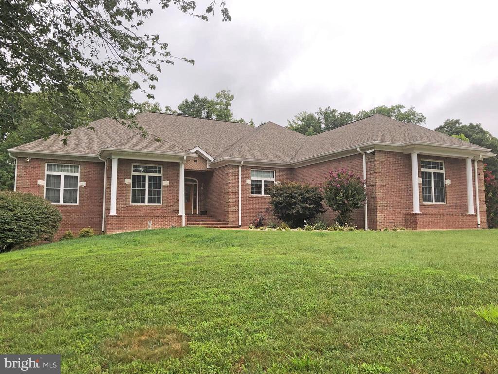 d_cropper's tweet photo. Ready for a change? This 8 BD/ 5 BA in Stafford won't be on the market long.  https://t.co/242BHXQIpz https://t.co/9uWXk3BMUE