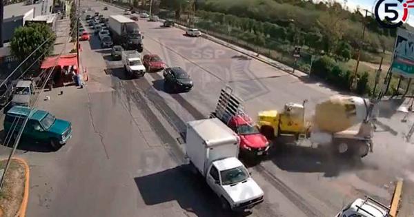 AntenaSanLuis's tweet photo. #SLP
Captan momento exacto en que #revolvedora se impacta contra vehículos - https://t.co/C8hOOkuczl https://t.co/frxfpE7tvM