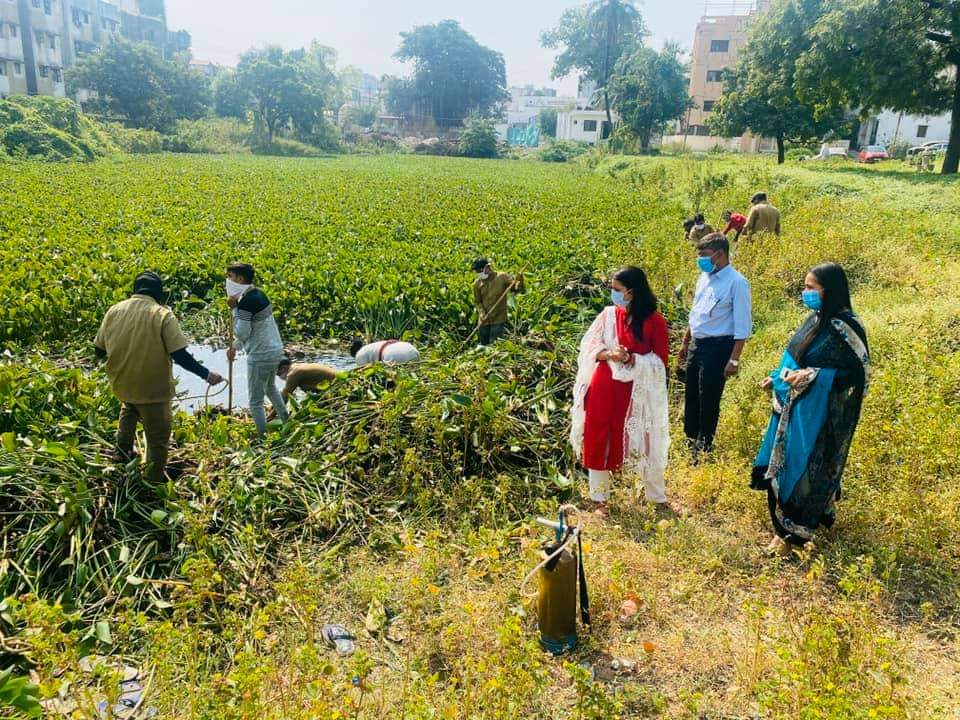 RituRathiBjp's tweet photo. #SwachhBharatMission #CleanIndiaDrive અંતર્ગત આજે @MySuratMySMC દ્વારા મ્યુનિસિપલ કાઉન્સીલર શ્રી હિમાંશુભાઈ રાઉલજી અને કૈલાસબેન સોલંકીના સહયોગથી નાગરિકો સાથે મળીને વેસુ અને ભરથાના ગામના તળાવ સાફસફાઈ અભિયાન કાર્યક્રમ યોજાયો હતો..

#riturathi  #suratsmartcity #mysuratmysmc https://t.co/n9CSVAackR
