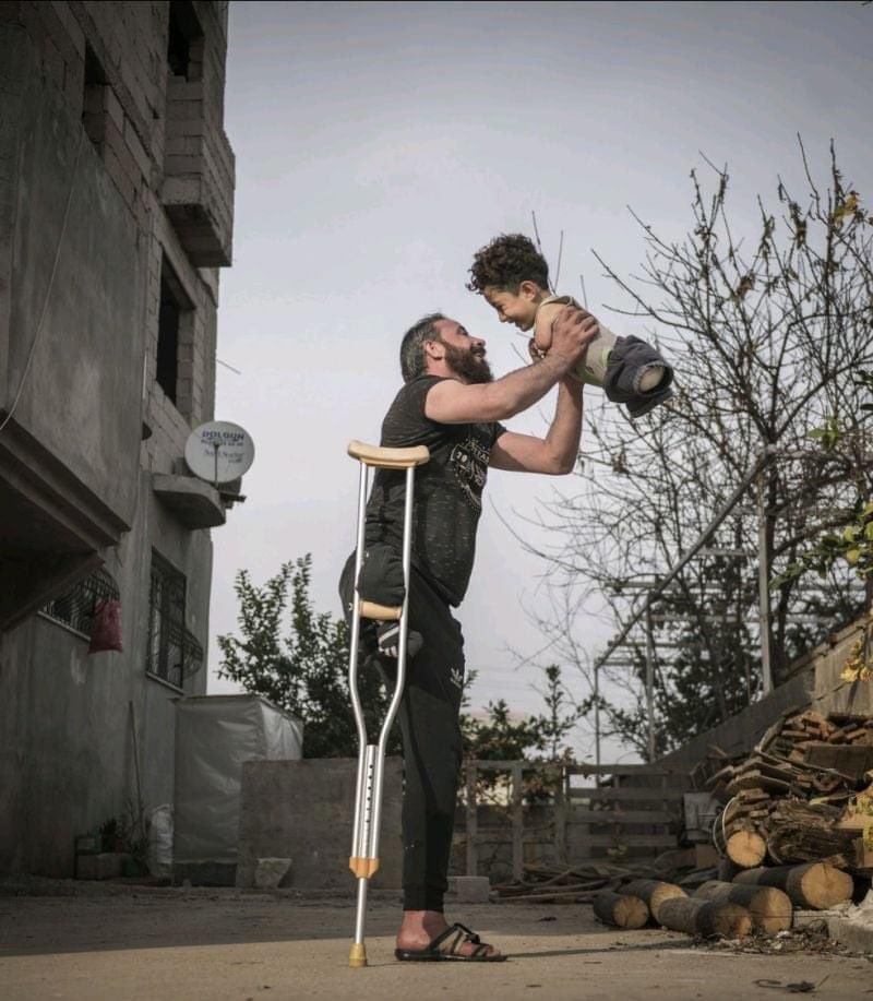 tounsicorse's tweet photo. Cette photo du turc Mehmet Aslan a remporté le prix de la photo de l'année aux Siena International Photo Awards.

Prise à Reyhanli, dans la province turque d'Hatay, à la frontière syrienne, elle représente un père ayant perdu sa jambe pendant la guerre https://t.co/UMH1jGRKTj