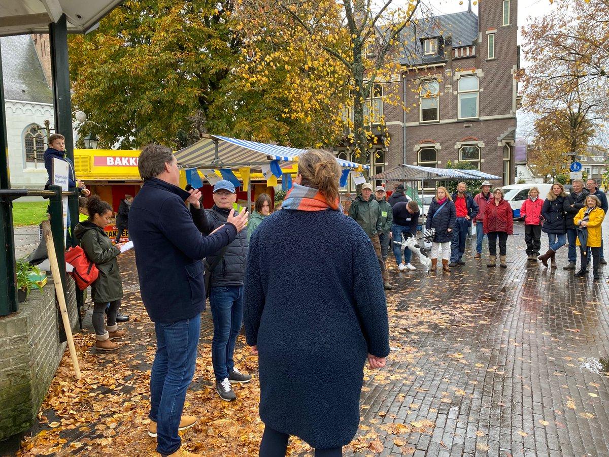 blijmetbaarn's tweet photo. Bij de opening van de Klimaatmarkt op de Brink in Baarn maakte klimaatburgemeester Ad Heessels (midden, met microfoon) bekend dat alle klimaatgroepen in Baarn vanaf nu samenwerken op de site https://t.co/CCmdskn3W2. Heel goed: van de vrijwilligers moeten wij het hebben! https://t.co/mYu4X9x1Uv