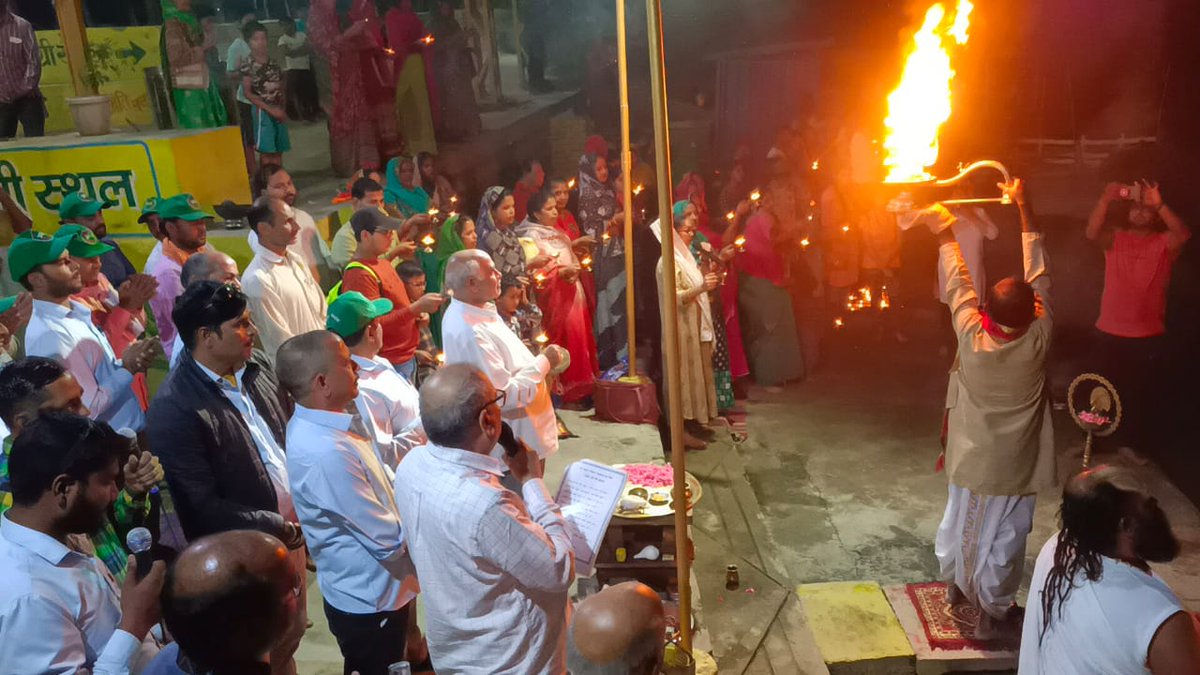 YamunaMission's tweet photo. आज के पावन पर्व पर पुण्य तीर्थ गऊघाट (बृज मथुरा पुरी) माँ श्रीयमुना जी की संध्या आरती दर्शन 🙏🙏  #aarti #GauGhat #Mathura #YamunaMission https://t.co/Svx8gOv2GR