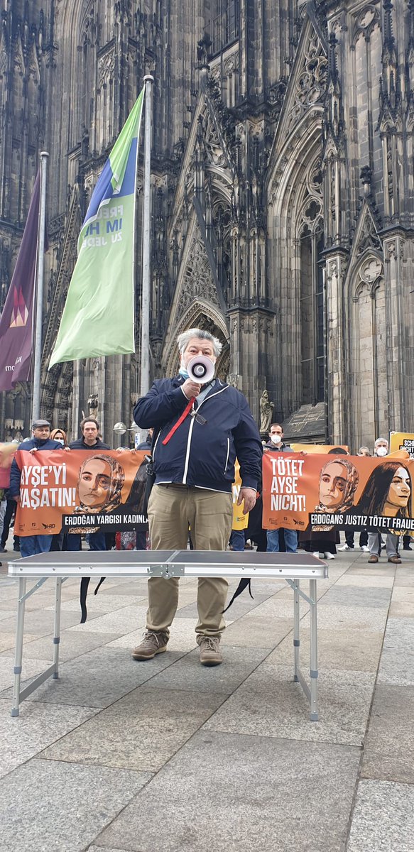 KukSalih's tweet photo. Son dönem Maksiller sinüs kanser hastasına 
Zulm eden toplum iflah olmaz!

Zulme tepki @ahmetnesin1 ile
Almanya Köln Dom meydanında

 HastaTutsaklara Özgürlük
#StopKillingPoliticalPrisoners https://t.co/ayl3K4jZOu