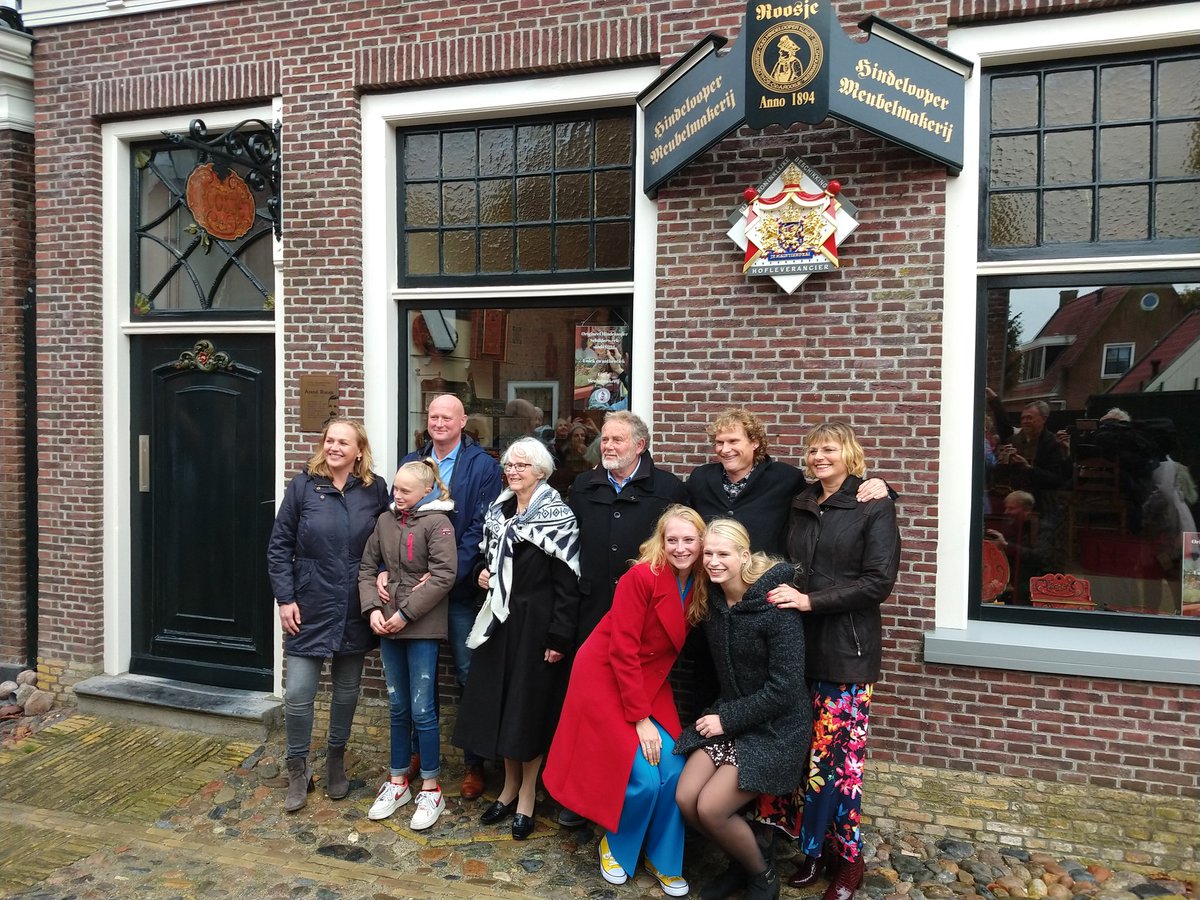 Vandaag groot feest bij <a href="/Roosje_RH/">Roosje Hindeloopen</a> in #Hindeloopen #Friesland 
Predicaat hofleverancier met trots aan de gevel! Proficiat!
Fantastisch om hier bij te zijn!