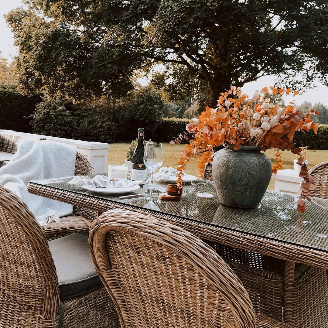 Cosy alfresco dining - an absolute autumn must 🍁

📸:: inside_number_5_

Shop all-weather garden furniture: bit.ly/autumn-dining-…