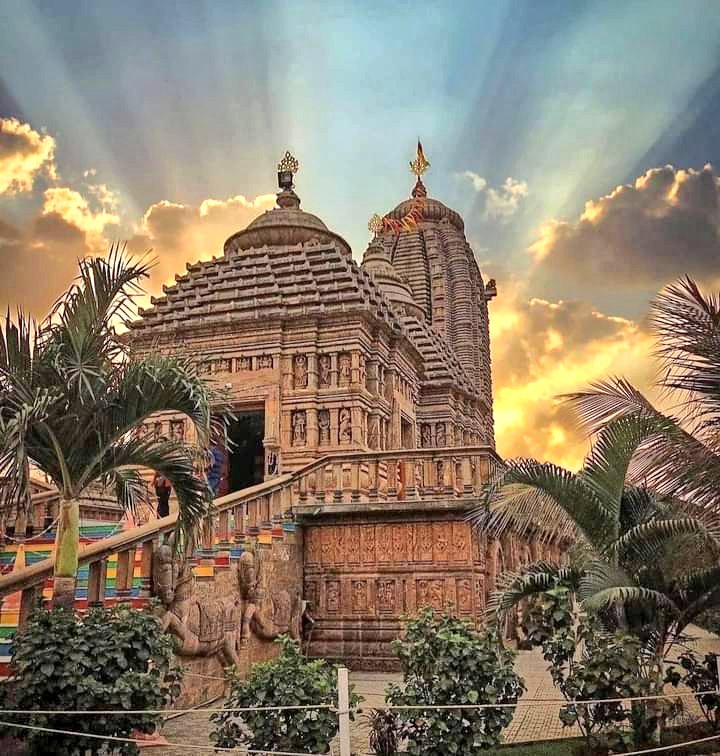 OdishaBasii's tweet photo. The famous & beautifully crafted stone temple,the Emami Jagannath Temple at Mitrapur,one of Odisha's most beautiful temples made in recent times.A proud possession of Balasore.
#JagannathTemple #mitrapur #Balasore #odisha @odisha_tourism #incredibleodisha
#OdishaBasi https://t.co/aNIVPcZHKk
