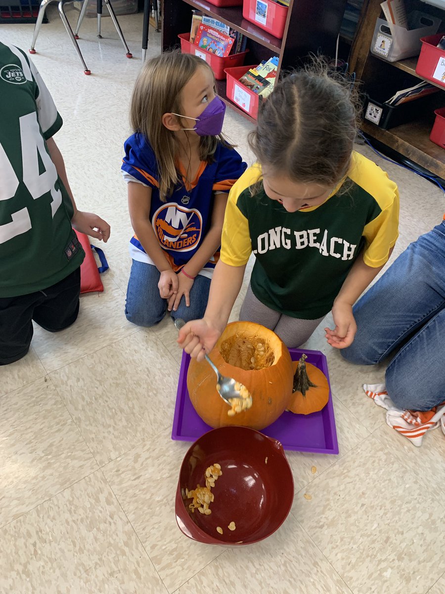 DLevitt11's tweet photo. Fall Fun! This week our Shared Reading was a How-To that taught us how to carve a Jack-o-lantern. Then we just had to try for ourselves, following the steps! Great way to prepare for our upcoming writing unit! @24Kath @CZawatson @LorraineRadice1 #ProudtoBeLB https://t.co/ogYyfP4cl6