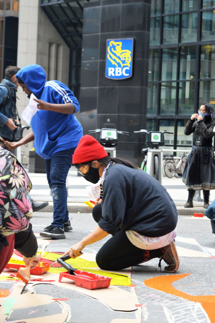 GreenpeaceCA's tweet image. Murals painted, 40-foot billboards taken over, fake oil spilled – across Canada people rallied outside @RBC branches to say: respect Indigenous rights, #DefundClimateChaos!

This mural was painted by @School4Climate @GPCvolunteers, RBC Toronto financial district.

#RBCIsKillingMe