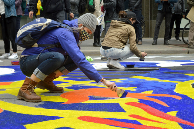 GreenpeaceCA's tweet image. Murals painted, 40-foot billboards taken over, fake oil spilled – across Canada people rallied outside @RBC branches to say: respect Indigenous rights, #DefundClimateChaos!

This mural was painted by @School4Climate @GPCvolunteers, RBC Toronto financial district.

#RBCIsKillingMe