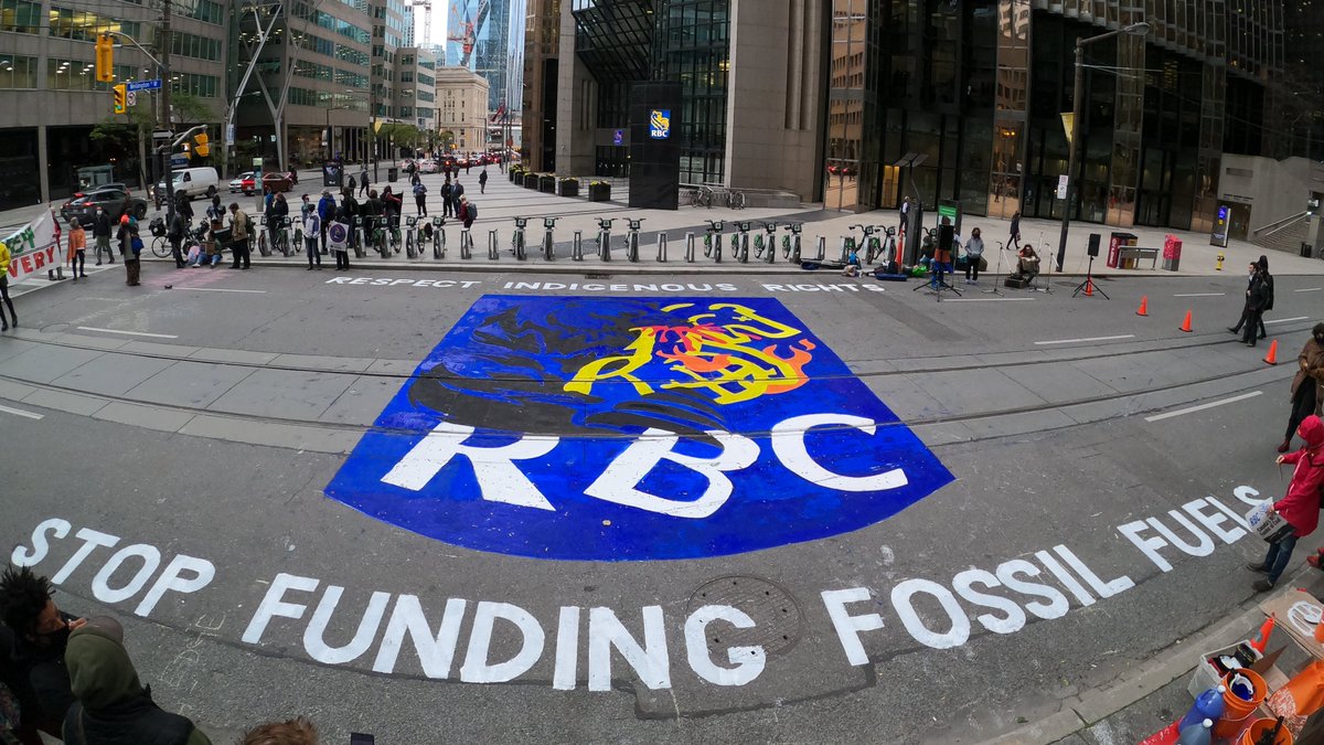GreenpeaceCA's tweet image. Murals painted, 40-foot billboards taken over, fake oil spilled – across Canada people rallied outside @RBC branches to say: respect Indigenous rights, #DefundClimateChaos!

This mural was painted by @School4Climate @GPCvolunteers, RBC Toronto financial district.

#RBCIsKillingMe