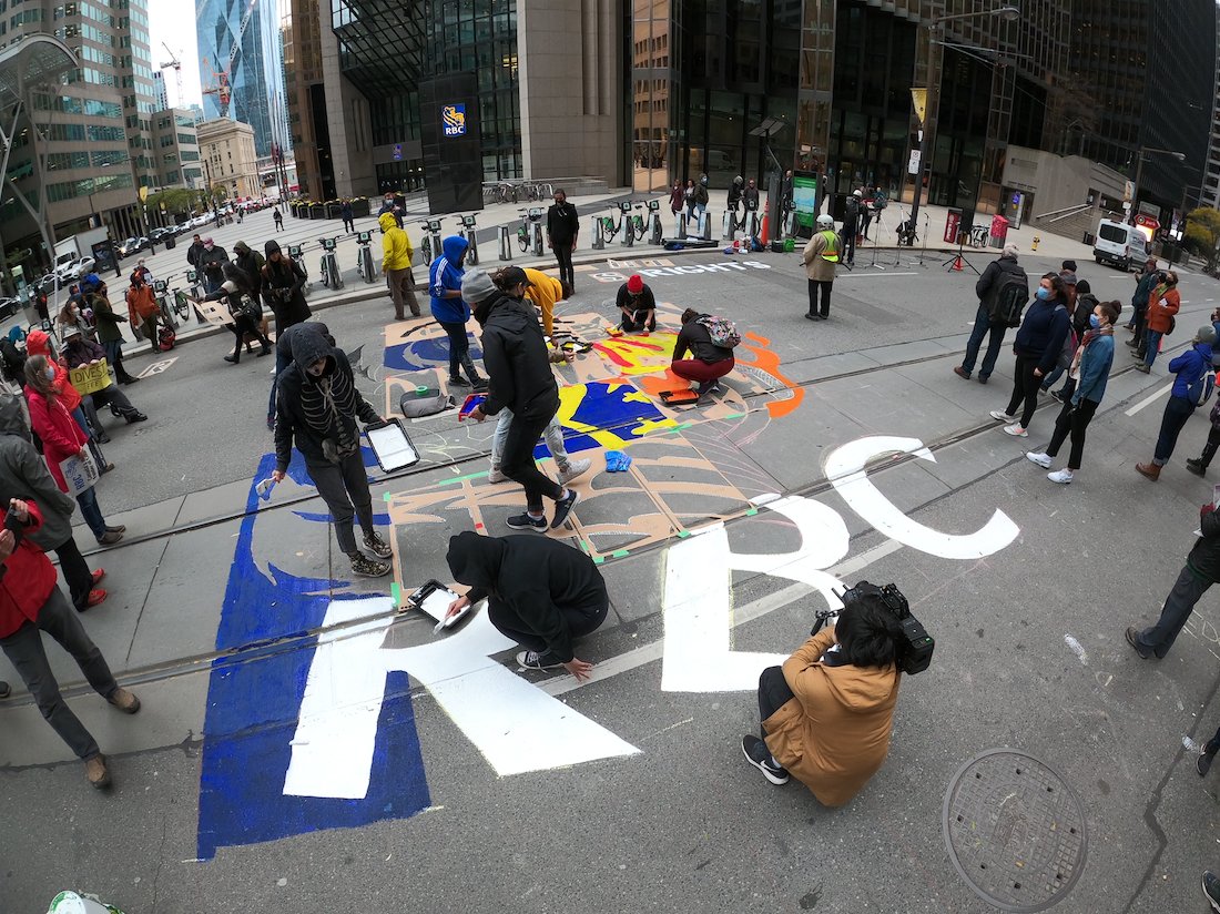 GreenpeaceCA's tweet image. Murals painted, 40-foot billboards taken over, fake oil spilled – across Canada people rallied outside @RBC branches to say: respect Indigenous rights, #DefundClimateChaos!

This mural was painted by @School4Climate @GPCvolunteers, RBC Toronto financial district.

#RBCIsKillingMe