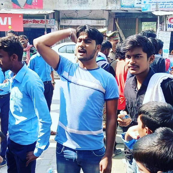 abvphathrasbraj's tweet photo. पी.सी.बागला इंटर कॉलेज के गेट पर राजनीतिक दल की सदस्यता करने वाले समाजवादी पार्टी के नेताओं का अखिल भारतीय विद्यार्थी परिषद हाथरस कार्यकर्ताओं ने प्रदर्शन कर विरोध किया शैक्षिक संस्थानों में विद्यार्थियों को राजनीतिक संगठनों प्रति कैंपस में बरगलाने का कार्य नहीं करने दिया जाएगा https://t.co/TDYwWFzvHC