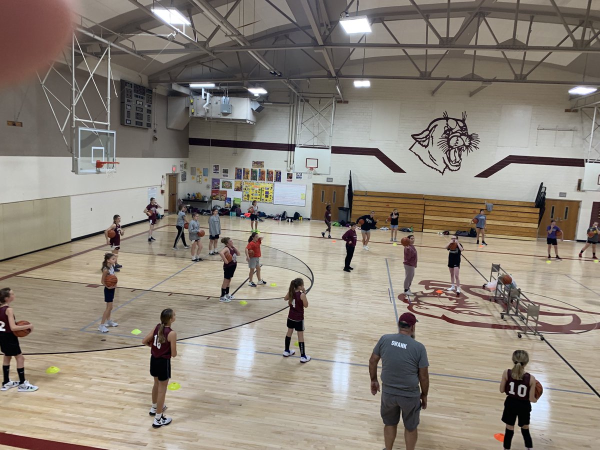 Bdtreesh30's tweet photo. 2nd week of Future Cougars… 40 5th-8th getting after it doing the famous ⁦@timandrews40⁩ stationary cone counters!!!!! #ifitdoesntchallengeyouitwontchangeyou https://t.co/Dg16Ob0X5Q