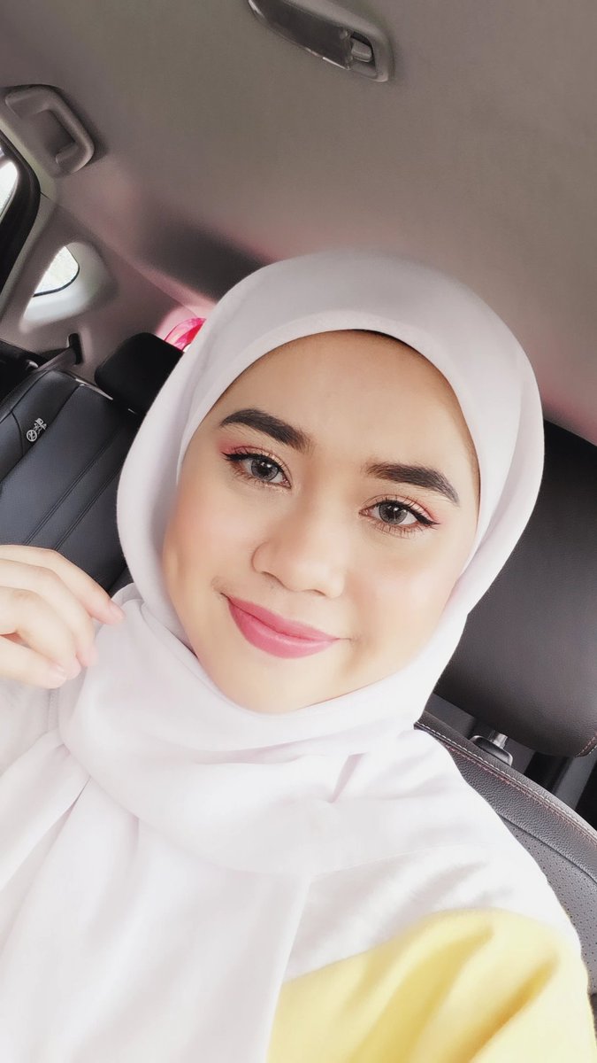 hari ni tak ada mood so i ada satu je selfie yang helok 😅

my lipstick is from <a href="/bemineHQ/">BE MINE COSMETICS</a> in my fave code which is Adorable 💕