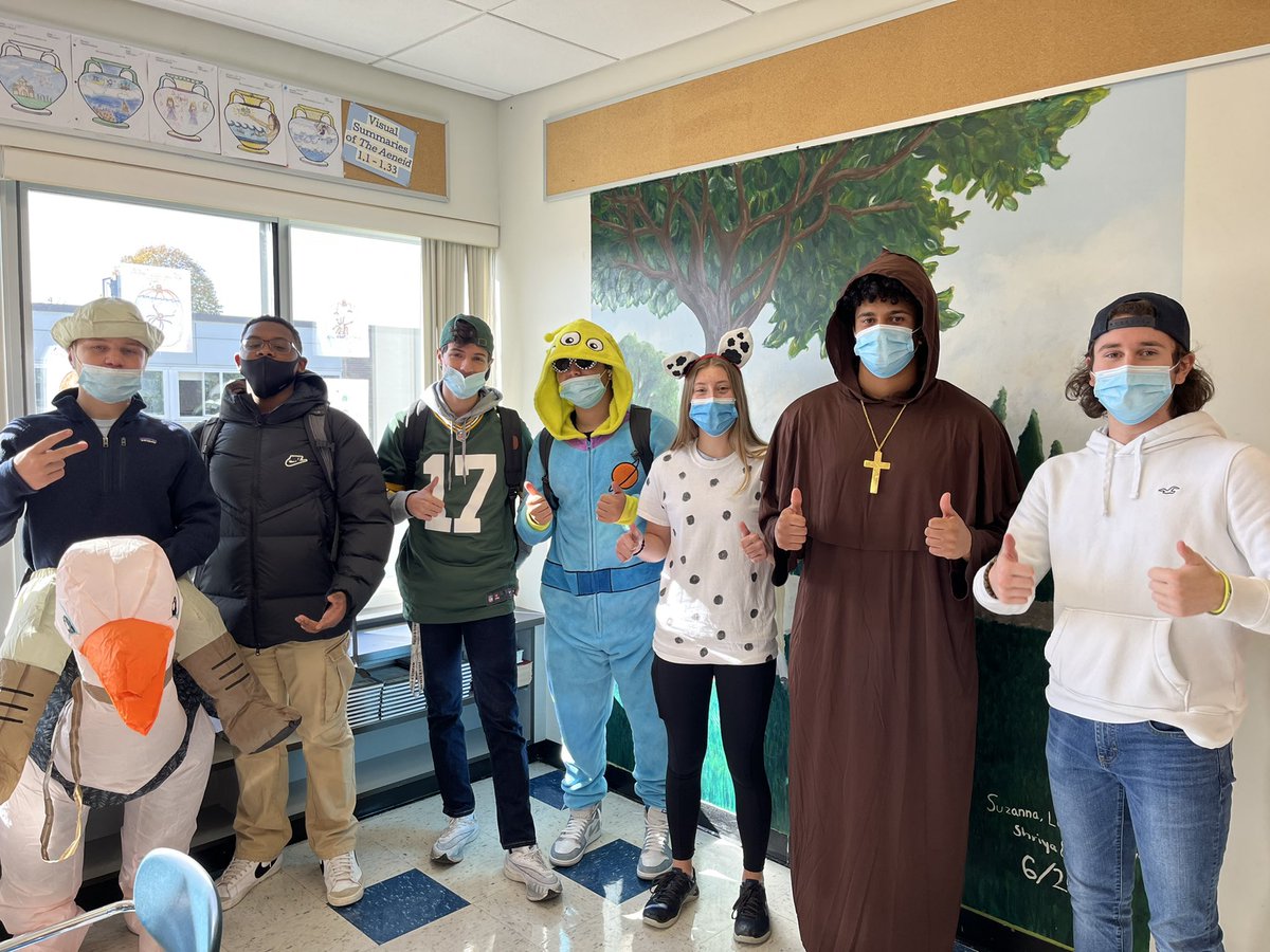 Bison_Caeruleus's tweet photo. Shaker Latin family does Halloween!!!! #latinfam #halloween2021 #j207 https://t.co/9bkwkR0rId