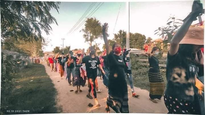 nann_moh's tweet photo. Youths from the main strike of Taze Township jointed force with anti-coup residents to lead their protest under the title
"Freeze payments to Junta and save Myanmar"

#WarCrimesOfJunta #Oct30Coup
#WhatsHappeningInMyanmar https://t.co/XfzT1MugmM
