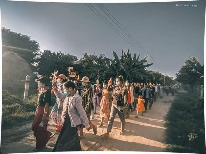Youths from the main strike of Taze Township jointed force with anti-coup residents to lead their protest under the title
"Freeze payments to Junta and save Myanmar"

#WarCrimesOfJunta #Oct30Coup
#WhatsHappeningInMyanmar