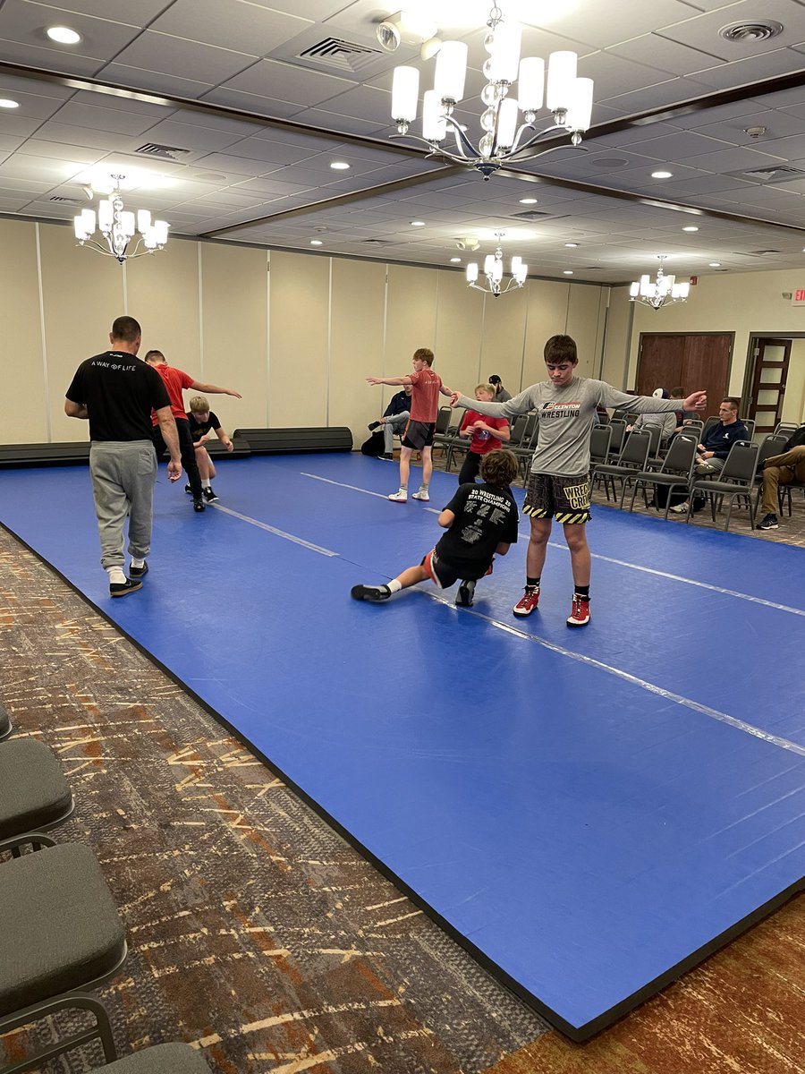 At the <a href="/MWAcoaches/">MWA 🤼‍♂️</a> Clinic and our MS kids are demonstrating some conditioning that we do as a program. Being led by <a href="/Games3832/">George Ames</a> @ClinRedwolves