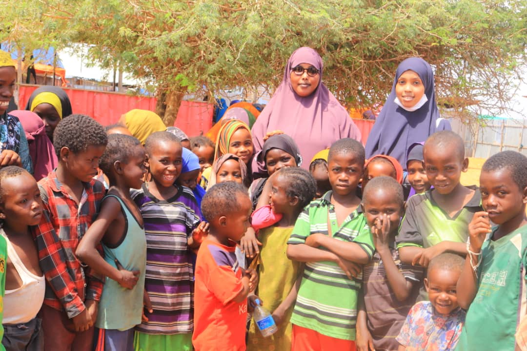 CPDN_NETWORK's tweet photo. We ended our support for the deportees from Las Anod who arrived in Mogadishu on Friday.
My support for my brothers deported from Las Anod consisted of foods and clothes which were distributed to 170 families.
@CPDN_NETWORK 
@unicefsomalia
@USAIDBarAmaBaro
#support_Child https://t.co/bkiXK6270M