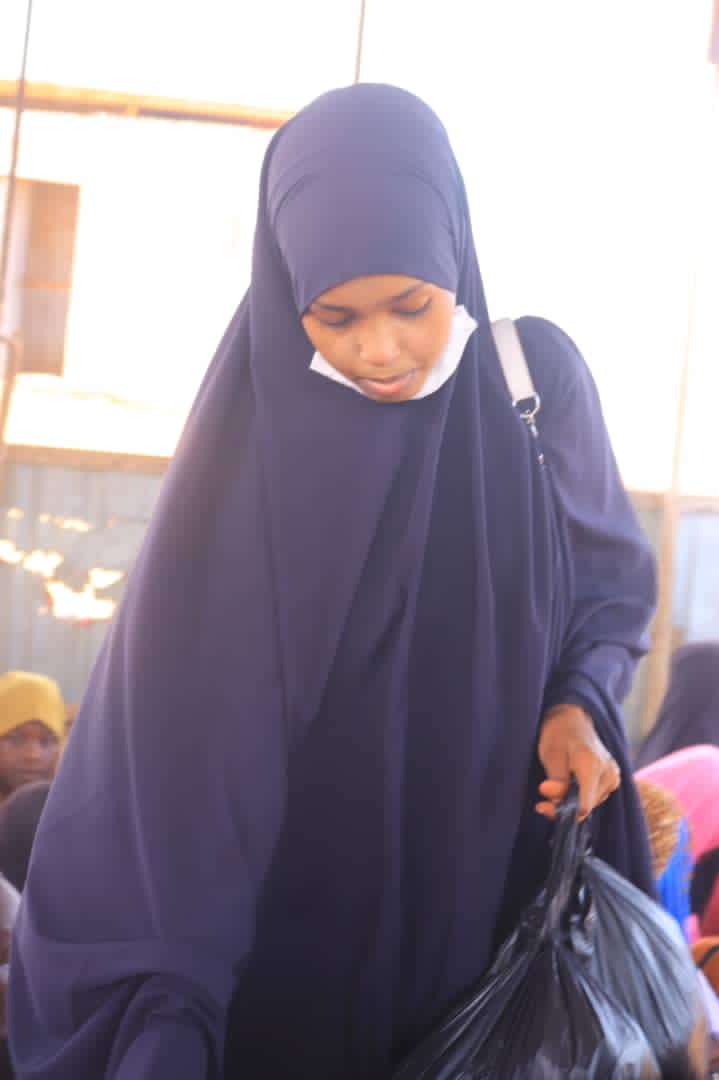 CPDN_NETWORK's tweet photo. We ended our support for the deportees from Las Anod who arrived in Mogadishu on Friday.
My support for my brothers deported from Las Anod consisted of foods and clothes which were distributed to 170 families.
@CPDN_NETWORK 
@unicefsomalia
@USAIDBarAmaBaro
#support_Child https://t.co/bkiXK6270M