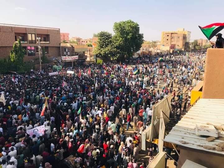 Arwa_Elkhider's tweet image. تسونامي بشري في شارع #المطار

#مليونية30اكتوبر