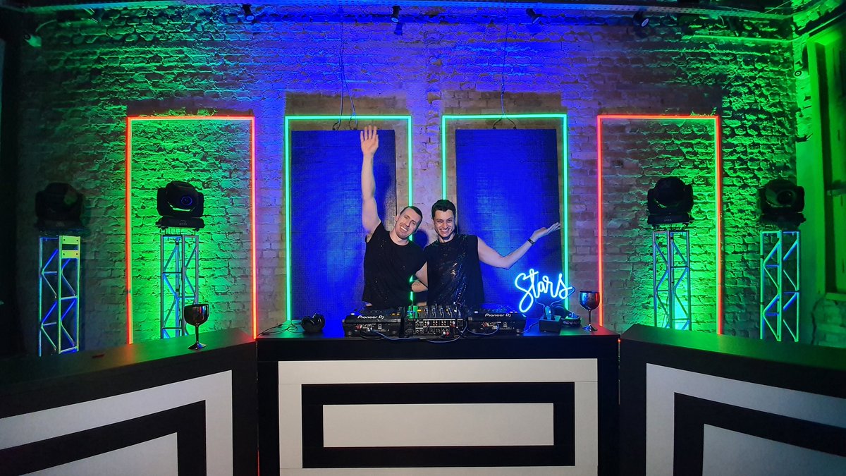 Relembrando a live com esse B2B em parceria com o querido Dj Tiago Santaroza @djtiagosantaroza, produzido pela Stars @thestarsgroupbrazil
  🤩🎧👏

#deejay #music #musica #eletronic #eletrônico #eletronica  #djset  #liveset  #dj #victorleben #starsgroupbrazil