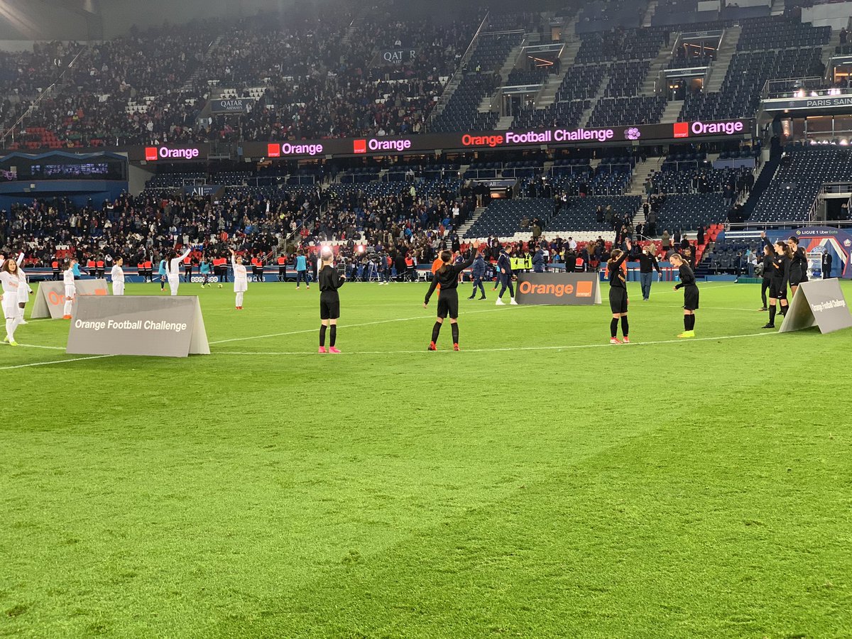PhilippeWolak's tweet photo. C’était hier soir à la mi-temps de @PSG_inside vs @losclive, l’#OrangeFootballChallenge @OrangeIDF @LPIFF75 au féminin entre #FCBoissysousSaintYon @DistrictFoot91 et @JoinvilleRc ⚽️ certes l’enjeu a pris le dessus sur le jeu mais #OrangePasseurdEmotions @TeamOrangeFoot https://t.co/8LZCTc48J5