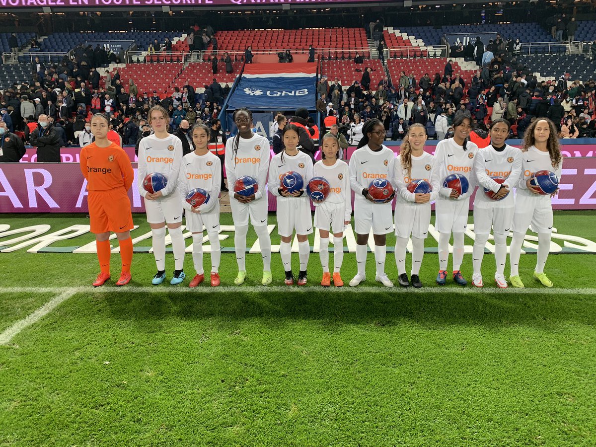 PhilippeWolak's tweet photo. C’était hier soir à la mi-temps de @PSG_inside vs @losclive, l’#OrangeFootballChallenge @OrangeIDF @LPIFF75 au féminin entre #FCBoissysousSaintYon @DistrictFoot91 et @JoinvilleRc ⚽️ certes l’enjeu a pris le dessus sur le jeu mais #OrangePasseurdEmotions @TeamOrangeFoot https://t.co/8LZCTc48J5