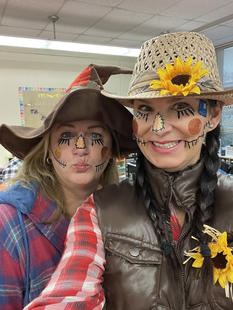 VerzoliniCRAS's tweet photo. Nothing scary about these Scarecrows! 🎃@MissWeis16 @DebMadonna1 https://t.co/qKyHhrtLUg