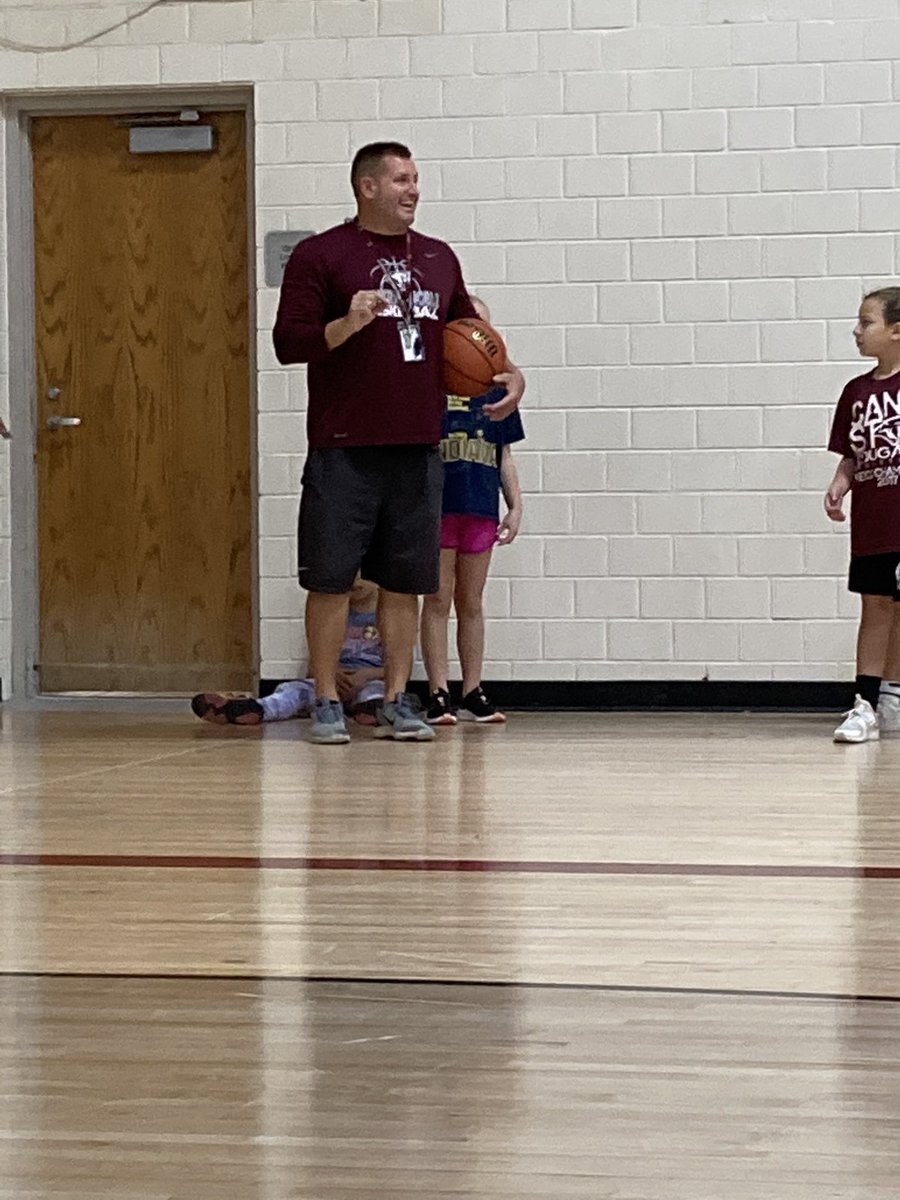 Bdtreesh30's tweet photo. Coach Treesh demonstrating a dribbling drill to 38 K-4 Future Cougars….. they are working hard and getting better.  #ifitdoesntcallengeyouitwontchangeyou https://t.co/u0Cq1ncWr0