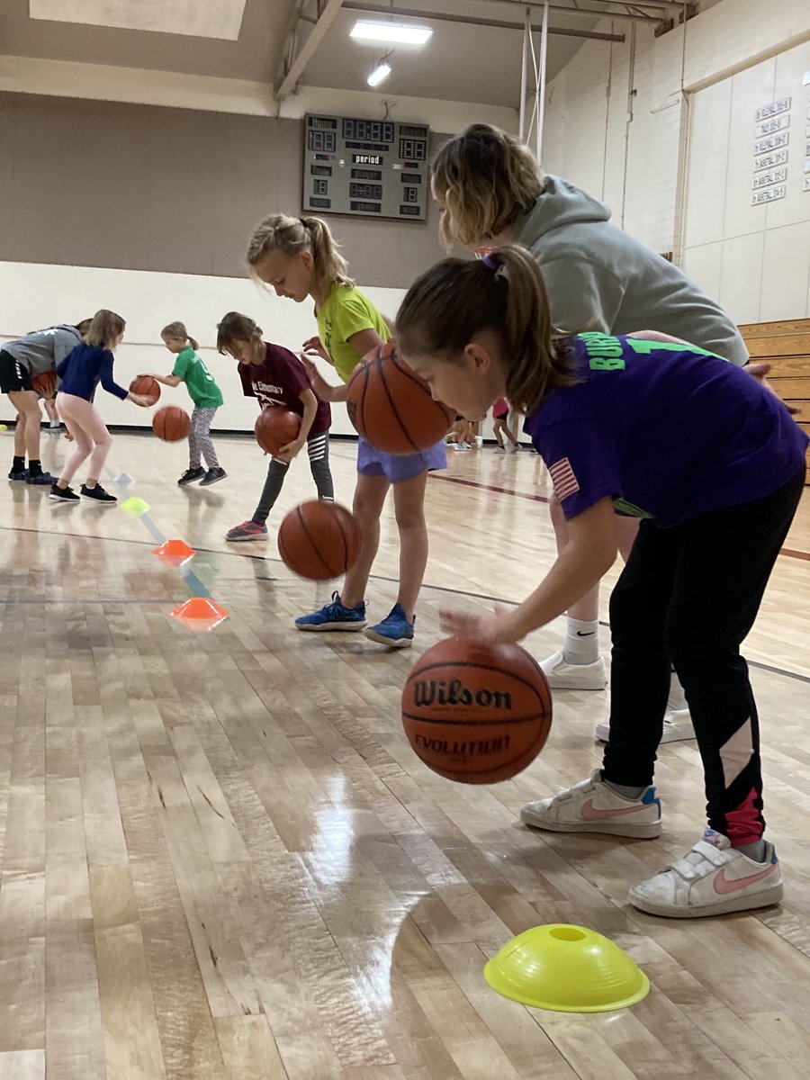 Bdtreesh30's tweet photo. Coach Treesh demonstrating a dribbling drill to 38 K-4 Future Cougars….. they are working hard and getting better.  #ifitdoesntcallengeyouitwontchangeyou https://t.co/u0Cq1ncWr0