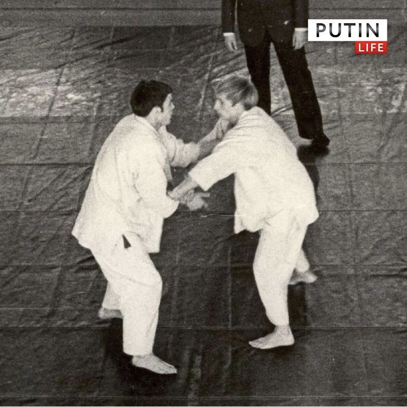 Le 30 octobre ,la Russie célèbre la journée du coach.Le premier entraîneur de judo du président Russe 🇷🇺 Vladimir Poutine fut Anatoly Rakhlin.Pendant 50ans l’entraîneur a préparé plus de 100masters en judo.