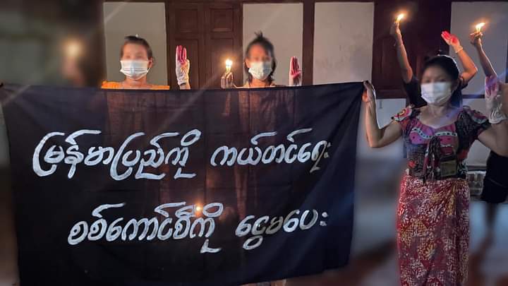 Mice15530118's tweet photo. Educational staffs and locals from AungMyayTharzan Tsp staged a peaceful night strike to protest against military dictatorship and demanded to cut off the cash flow for Junta. 

#WarCrimesOfJunta
#Oct30Coup  
#WhatsHappeningInMyanmar https://t.co/PpHuOkyIYa