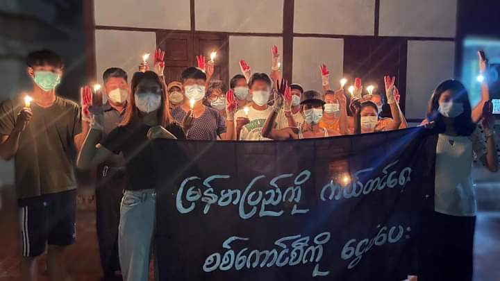 Mice15530118's tweet photo. Educational staffs and locals from AungMyayTharzan Tsp staged a peaceful night strike to protest against military dictatorship and demanded to cut off the cash flow for Junta. 

#WarCrimesOfJunta
#Oct30Coup  
#WhatsHappeningInMyanmar https://t.co/PpHuOkyIYa