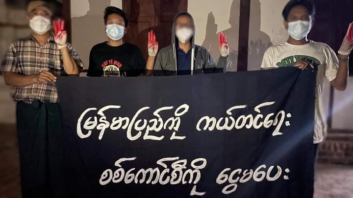 Mice15530118's tweet photo. Educational staffs and locals from AungMyayTharzan Tsp staged a peaceful night strike to protest against military dictatorship and demanded to cut off the cash flow for Junta. 

#WarCrimesOfJunta
#Oct30Coup  
#WhatsHappeningInMyanmar https://t.co/PpHuOkyIYa