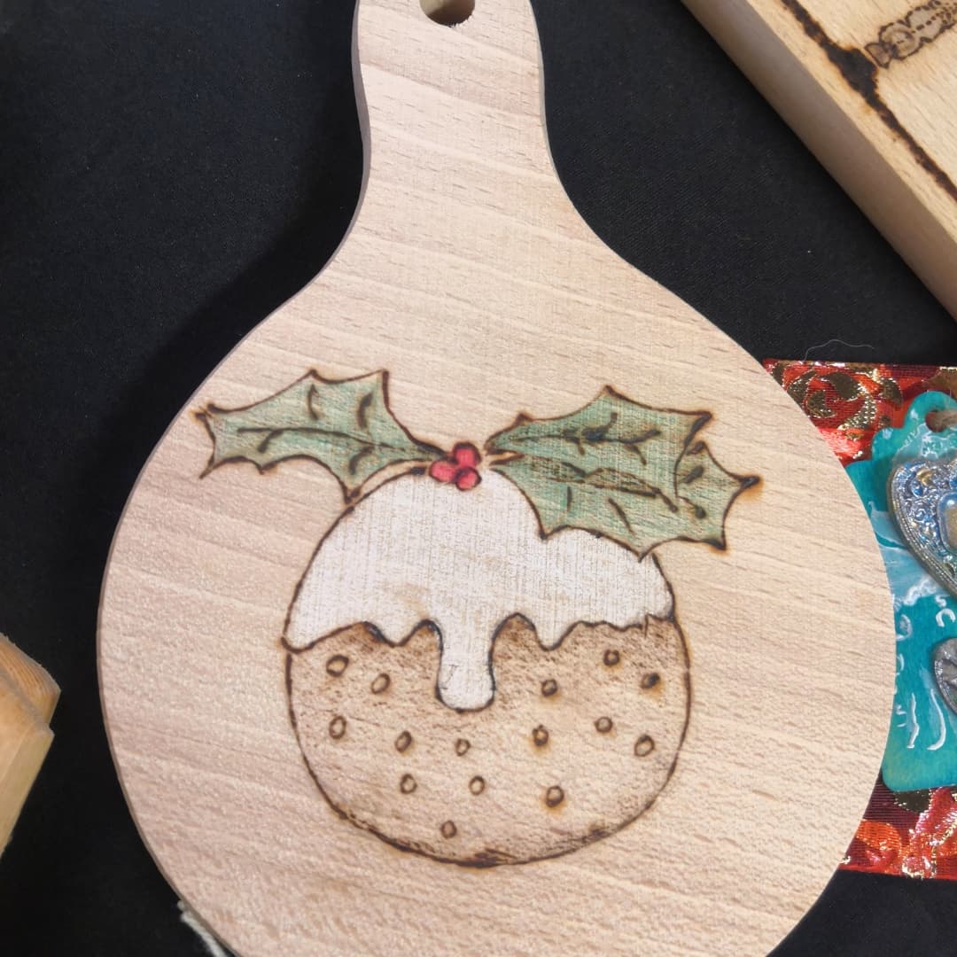 FromSelsey's tweet photo. @juleswoodandglasscrafts  has fabulous Chopping boards decorated with pyrography in the #LoveFromSelsey pop up shop this week
#selsey #westsussex #bunnleisure #SmallBizSaturday https://t.co/M652CbgBeW